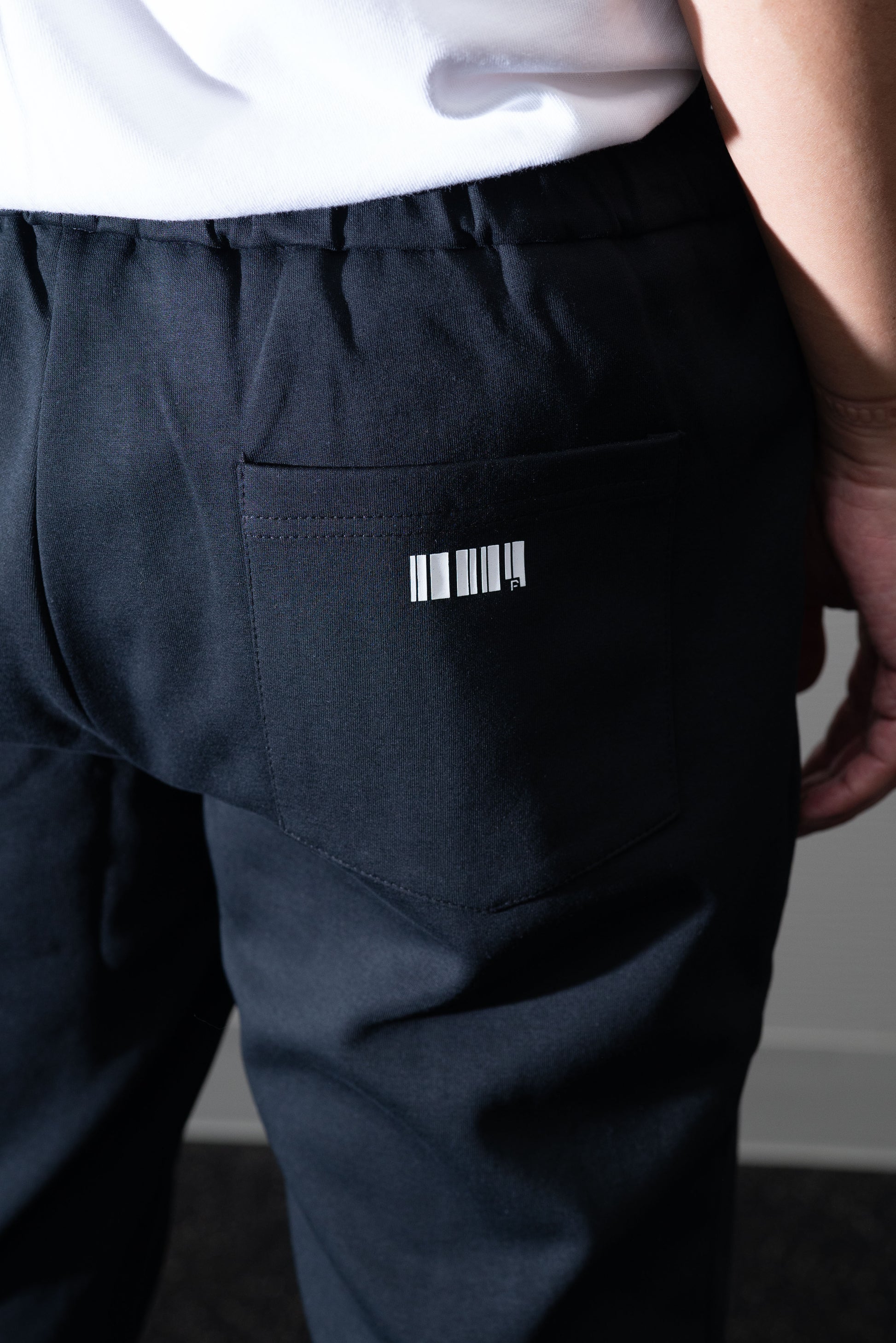 スラックススタイルカジュアルパンツ [Black]