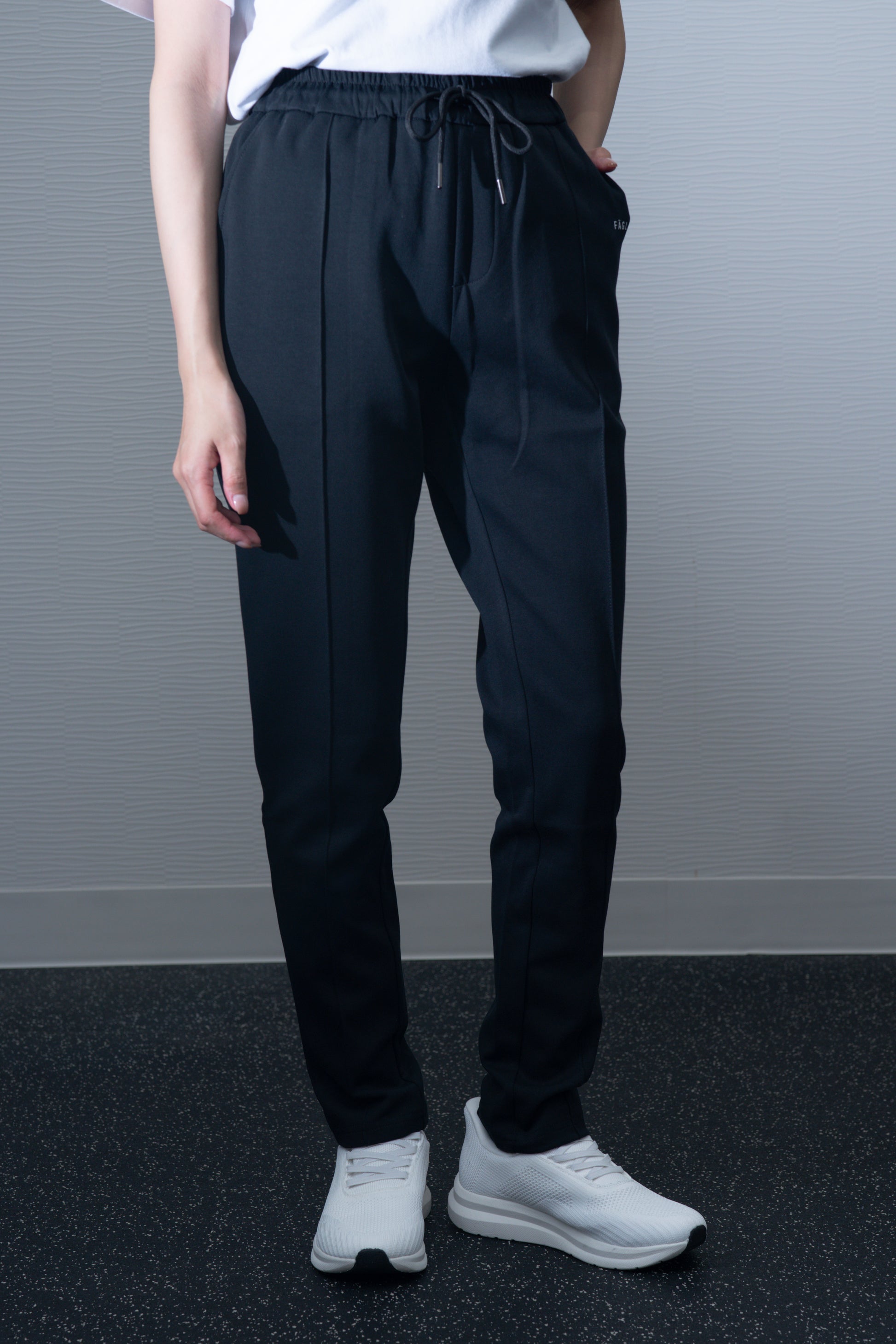 スラックススタイルカジュアルパンツ [Black]