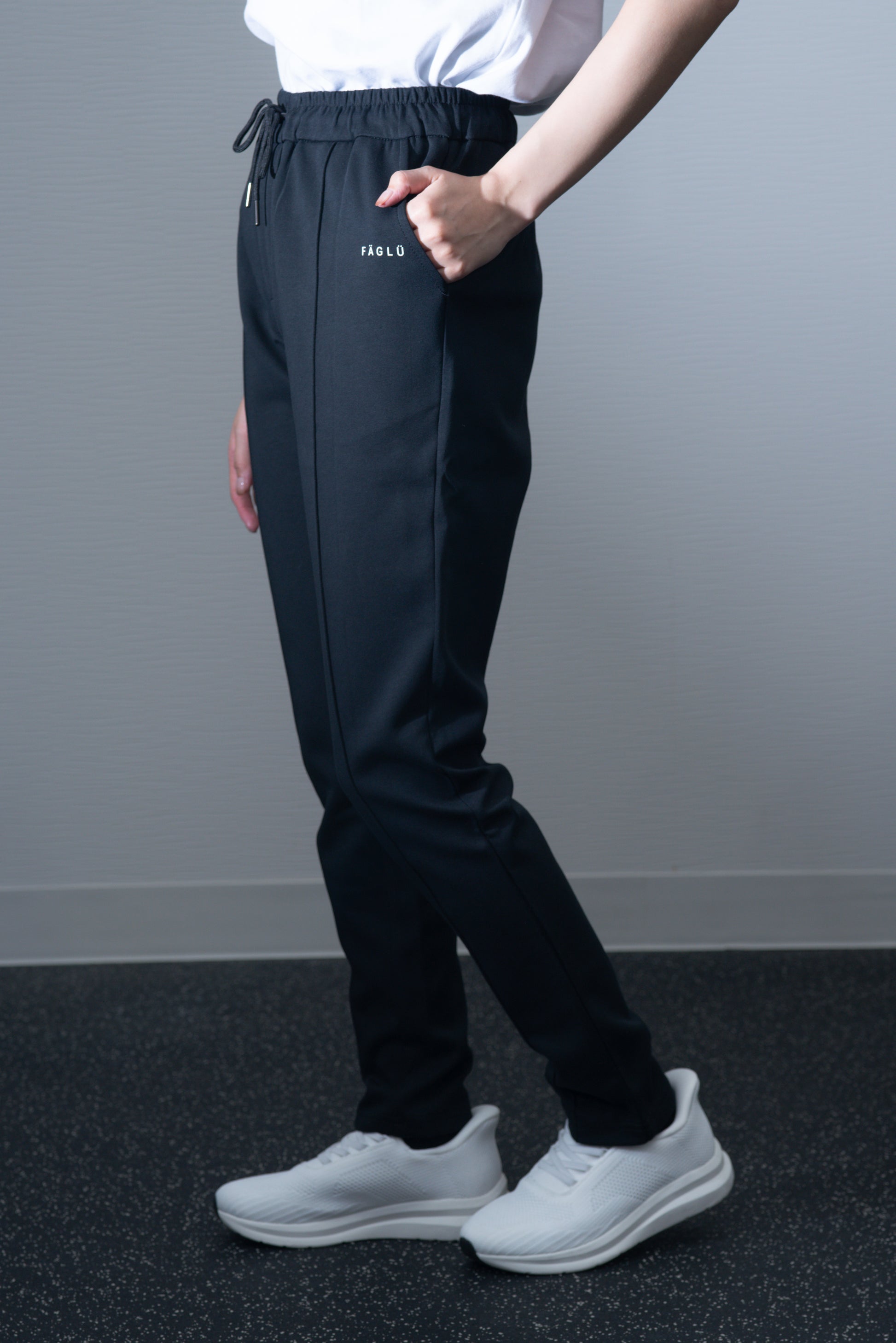 スラックススタイルカジュアルパンツ [Black]